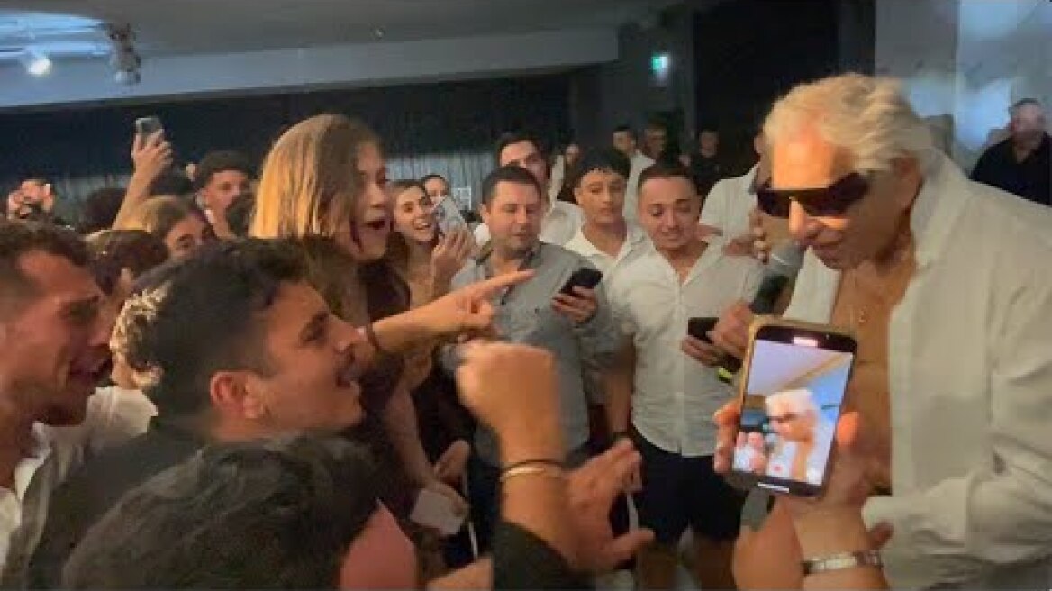 Τάσος Μπουγάς: Έγινε χαμός σε εμφάνισή του στην Αυστραλία - Του έσκισαν το πουκάμισο επί σκηνής