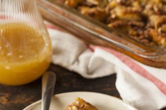 Bread pudding με τσουρέκι και σος καραμέλας με ρούμι