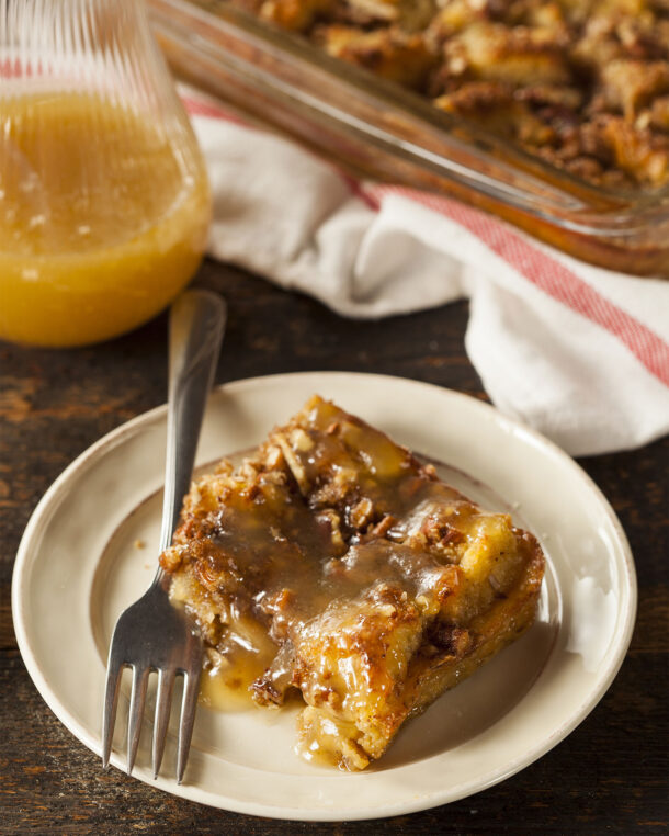 Bread pudding με τσουρέκι και σος καραμέλας με ρούμι