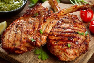 Συνταγή για τις πιο ζουμερές και νόστιμες χοιρινές μπριζόλες!