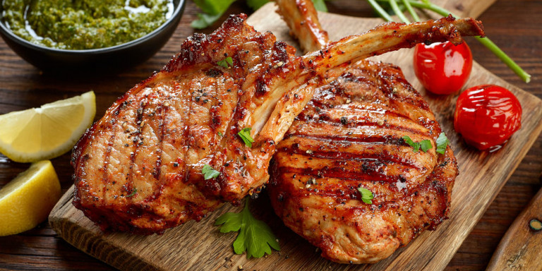 Συνταγή για τις πιο ζουμερές και νόστιμες χοιρινές μπριζόλες!