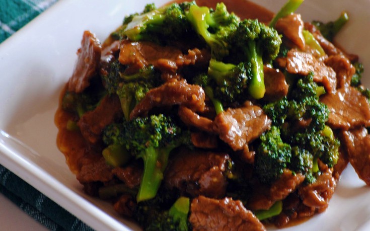 Κοκκινιστό μοσχαράκι με μπρόκολο