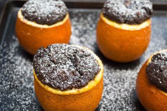 Σοκολατένια μπράουνις μέσα σε πορτοκάλι