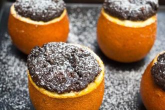 Σοκολατένια μπράουνις μέσα σε πορτοκάλι