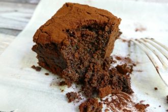 Σπιτικά brownies με τρία μόνο υλικά
