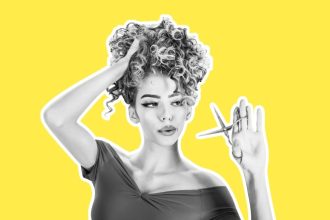 Μαλλιά: Αυτή η μικρή αλλαγή στο χτένισμα θα σας κάνει να φαίνεστε νεότερη - Το κόλπο που σβήνει τις ρυτίδες