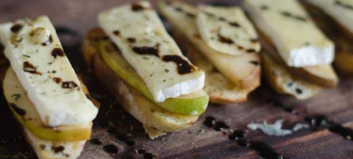 Μπρουσκέτα με φρούτα, θυμάρι και τυρί