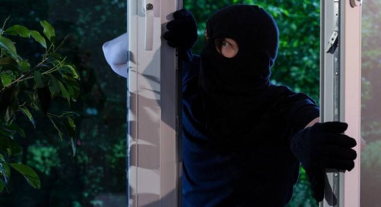 Δυτ. Ελλάδα: Απίστευτο - Οι διαρρήκτες κλείδωσαν τους ιδιοκτήτες έξω από το σπίτι τους