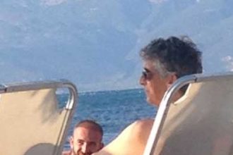 Για μπάνιο σε παραλία του Αιγίου ο Χολιγουντιανός σκηνοθέτης Αλεξάντερ Πέιν - ΦΩΤΟΓΡΑΦΙΕΣ