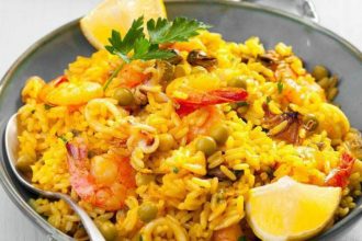 Παέγια με κοτόπουλο και θαλασσινά