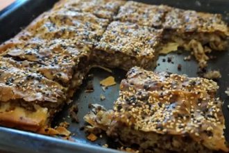 Αλμυρή βασιλόπιτα - Κρεατόπιτα Θράκης με πράσα και μπαχαρικά