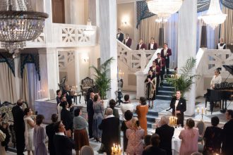 Πού γυρίζονται οι φετινές σειρές εποχής – Τα επιβλητικά σκηνικά και τα ιστορικά κτίρια