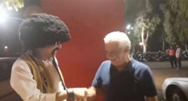 Ο Τσολιάς από την Ελληνοφρένεια βρήκε τον κυρ-Βασίλη φιδέμπορα στην Πάτρα