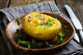 Πατάτες γεμιστές με αβγό και μπέικον