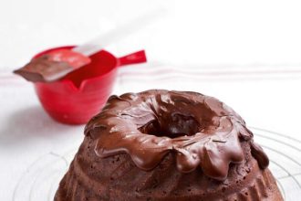 Κέικ με κακάο και γλάσο σοκολάτας