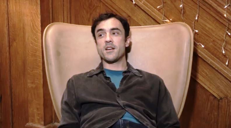 Δημήτρης Κουρούμπαλης: «Ο έρωτας είναι φάρμακο, ταυτόχρονα όμως σκοτώνει»