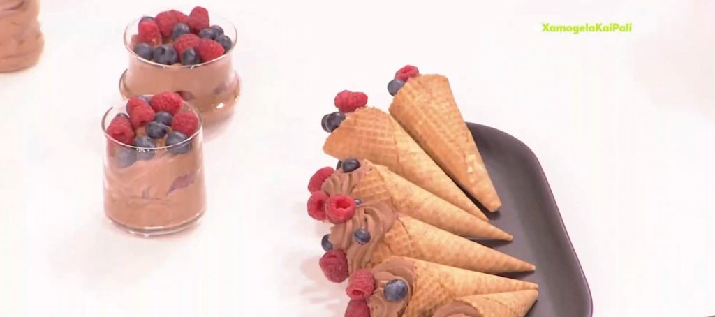 Καλοκαιρινή μους σοκολάτας με βατόμουρο και μύρτιλο