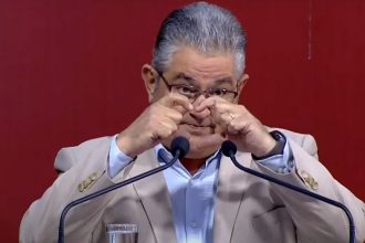 Ο Δ. Κουτσούμπας από την Πάτρα «τρόλαρε» με καρδούλα την Κωνσταντοπούλου