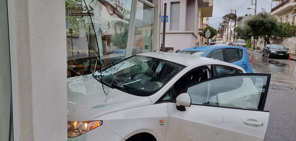 Πάτρα: Τροχαίο στα Ζαρουχλέικα - Αυτοκίνητο κατέληξε μέσα σε φούρνο