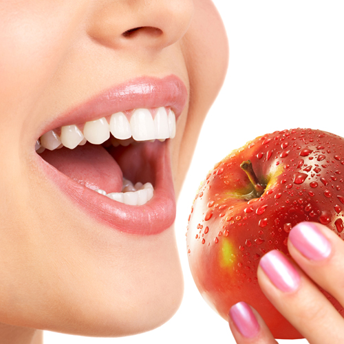 Οι επτά συνήθειες που κάνουν κακό στα δόντια μας το καλοκαίρι