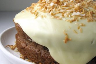 Αφράτο και λαχταριστό κέικ με επικάλυψη λευκής σοκολάτας