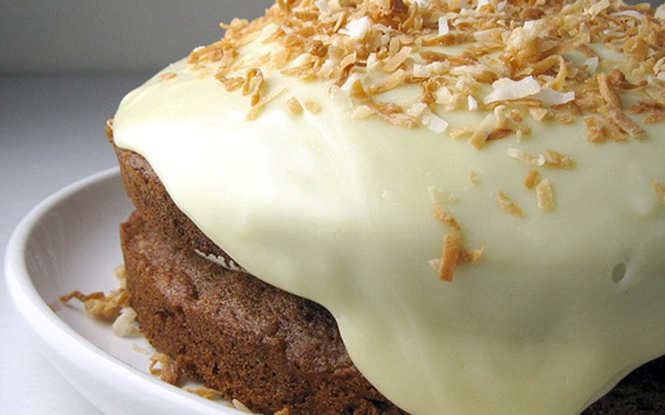 Αφράτο και λαχταριστό κέικ με επικάλυψη λευκής σοκολάτας