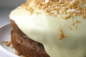 Αφράτο και λαχταριστό κέικ με επικάλυψη λευκής σοκολάτας