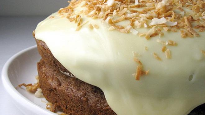 Αφράτο και λαχταριστό κέικ με επικάλυψη λευκής σοκολάτας