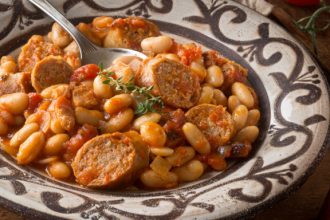 Φασολάδα στο φούρνο με κρέας – Ζεστή και χορταστική!