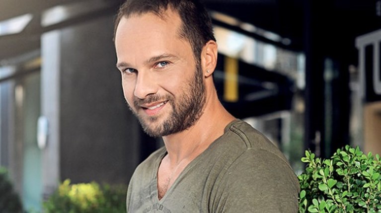 Μέμος Μπεγνής: «Βλέπουμε τον άλλο να πεθαίνει δίπλα μας και τον παίρνουμε βίντεο για το Instagram»