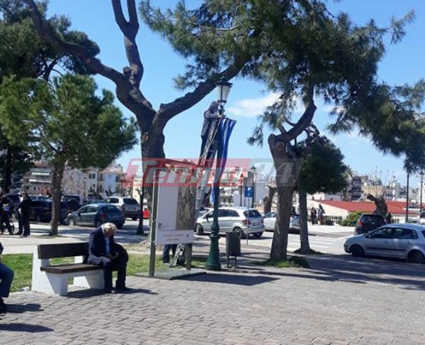 Κατέβασαν τις σημαίες μισή ώρα μετά την εκδήλωση στα Ψηλαλώνια - Εντονες αντιδράσεις ΦΩΤΟ