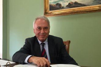 Πύργος: Τα "καρφιά" του Προέδρου για τα ...μπάνια της αντιπολίτευσης