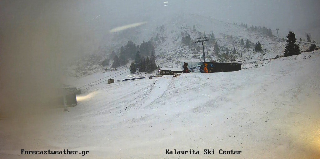 ΔΕΙΤΕ LIVE ΒΙΝΤΕΟ: Χιονίζει για τα καλά στα Καλάβρυτα!