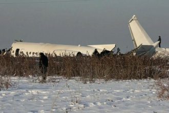 Αεροπορική τραγωδία στο Καζακστάν: Έπεσε αεροπλάνο με 72 επιβάτες