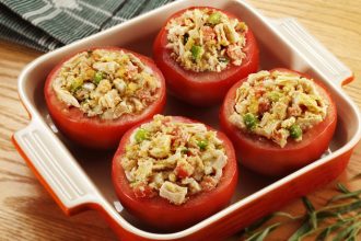 Ντομάτες γεμιστές με τονοσαλάτα
