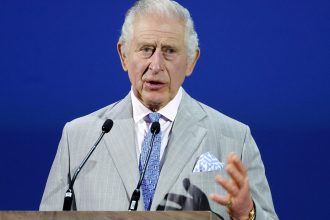 Η ιστορία πίσω από την ελληνική γραβάτα του Καρόλου που προκάλεσε αίσθηση