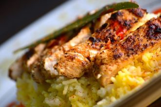 Κοτόπουλο με ρύζι και πικάντικη σως