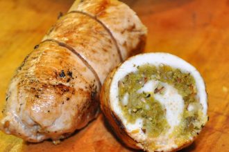 Γεμιστό ρολό κοτόπουλο με βερίκοκα