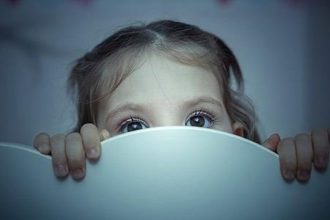 Παιδί και σκοτάδι: Πώς θα ξεπεράσει το φόβο του