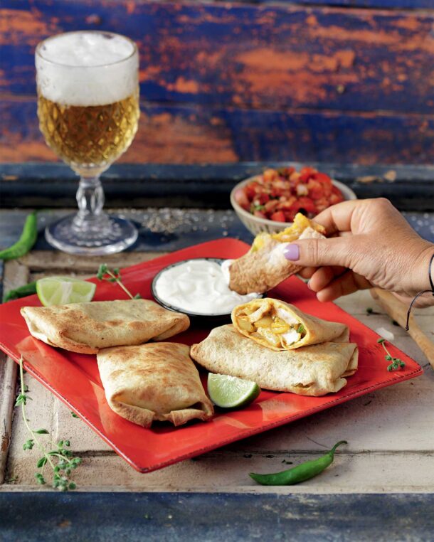 Chimichangas με κοτόπουλο και σάλτσα chipotle