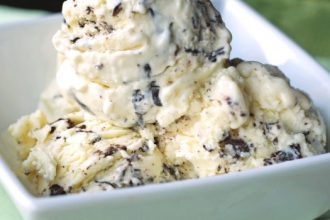 Εύκολο σπιτικό παγωτό με τραγανή γκοφρέτα σοκολάτας