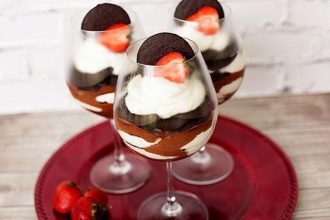 Γλυκό με σαντιγί, μπισκότο και φράουλες