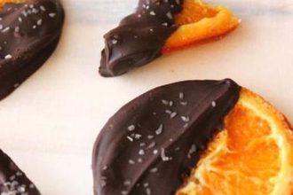Ροδέλες πορτοκαλιού με μαύρη σοκολάτα