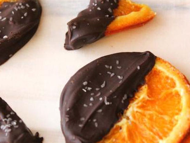 Ροδέλες πορτοκαλιού με μαύρη σοκολάτα