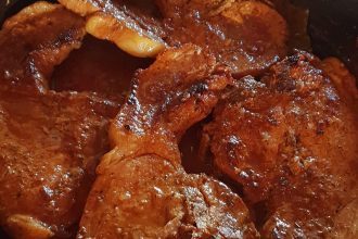 Χοιρινές μπριζόλες με σάλτσα κρασιού