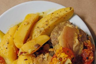 Χοιρινή σπάλα με ντομάτα και γραβιέρα στη γάστρα