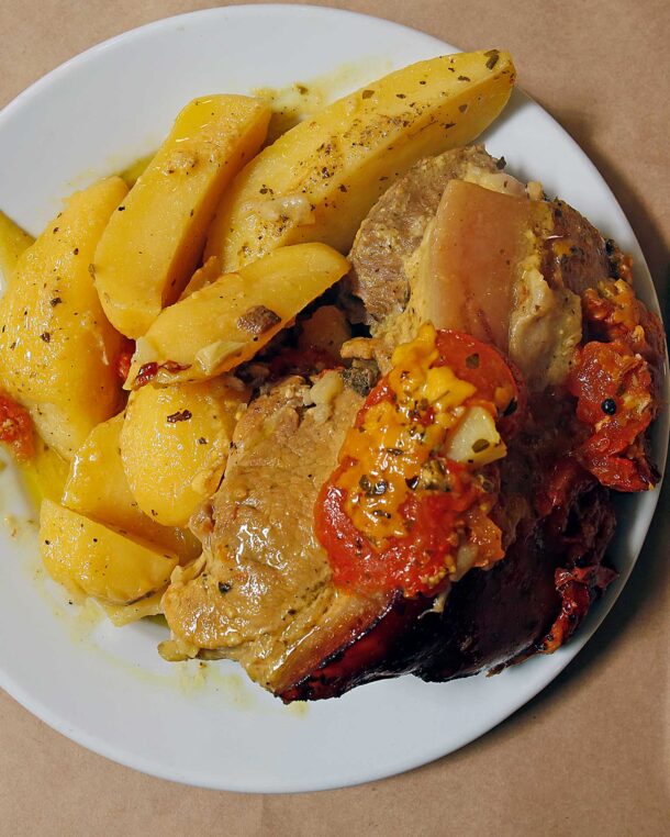 Χοιρινή σπάλα με ντομάτα και γραβιέρα στη γάστρα