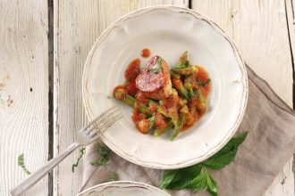 Χοιρινό κοκκινιστό με μπάμιες, μια πολίτικη συνταγή