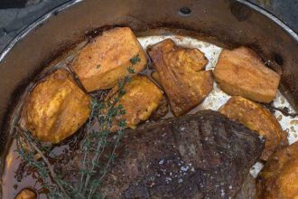 Χοιρινό με κυδώνια, κρασί και θυμάρι