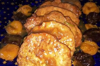 Χοιρινό με μαυροδάφνη και αποξηραμένα φρούτα